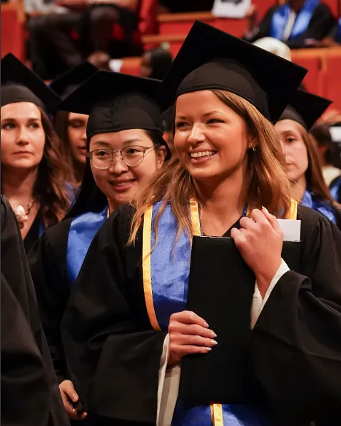 Remise des diplômes et réseau alumni d'une école sport business accompagnée par Comate